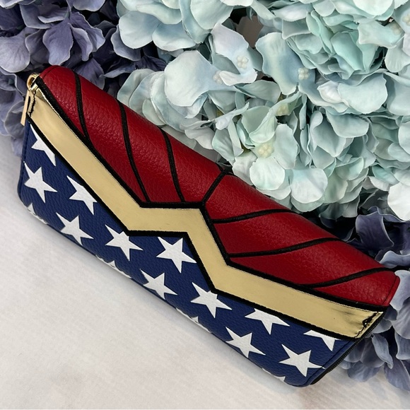 DC Comics Wonder Woman Double Sided Clutch Wallet - Picture 12 of 16
